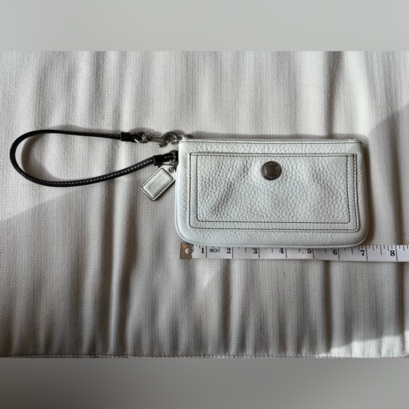 Authentic Coach white leather wristlet - Picture 1 of 6